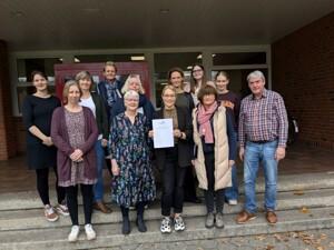 Das Bild zeigt die Leiterinnen und Leiter der 13 Bildungseinrichtungen nach der Unterzeichnung des Vertrages zur Bildungslandschaft Geeste am 23. Oktober 2024.